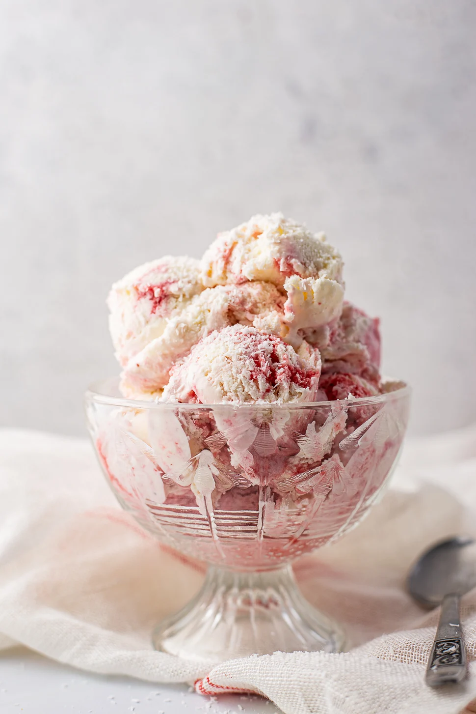 Kokosijs met aardbeienswirl 1 Kokosijs met aardbeienswirl