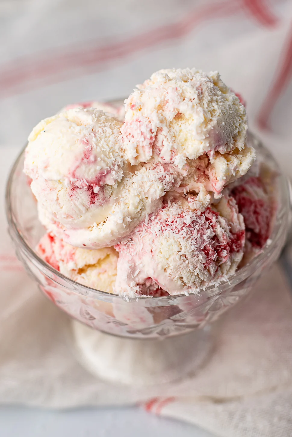 Kokosijs met aardbeienswirl 2 Kokosijs met aardbeienswirl