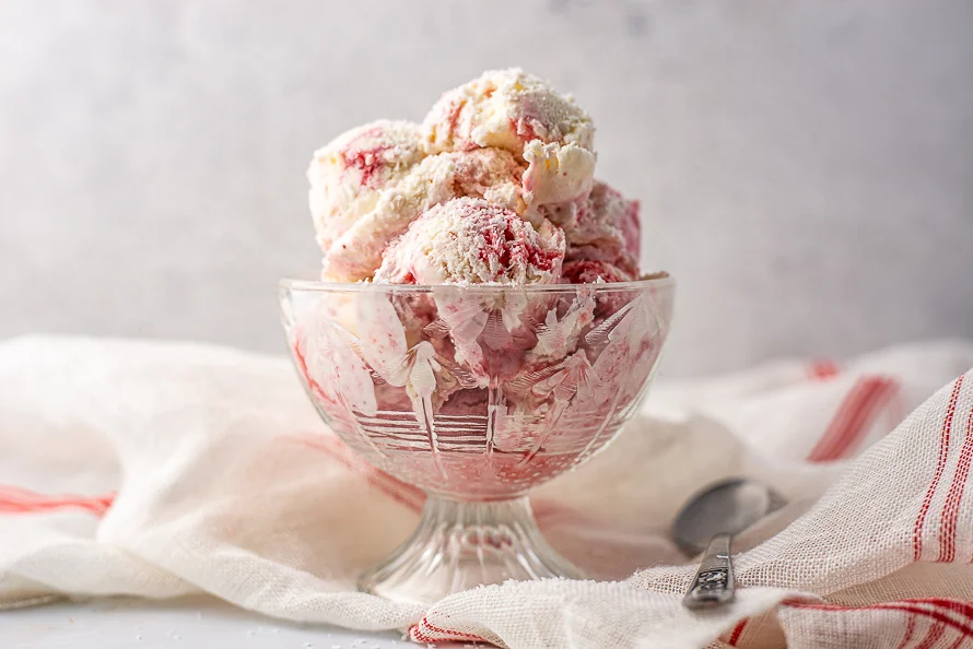 Kokosijs met aardbeienswirl 3 Kokosijs met aardbeienswirl