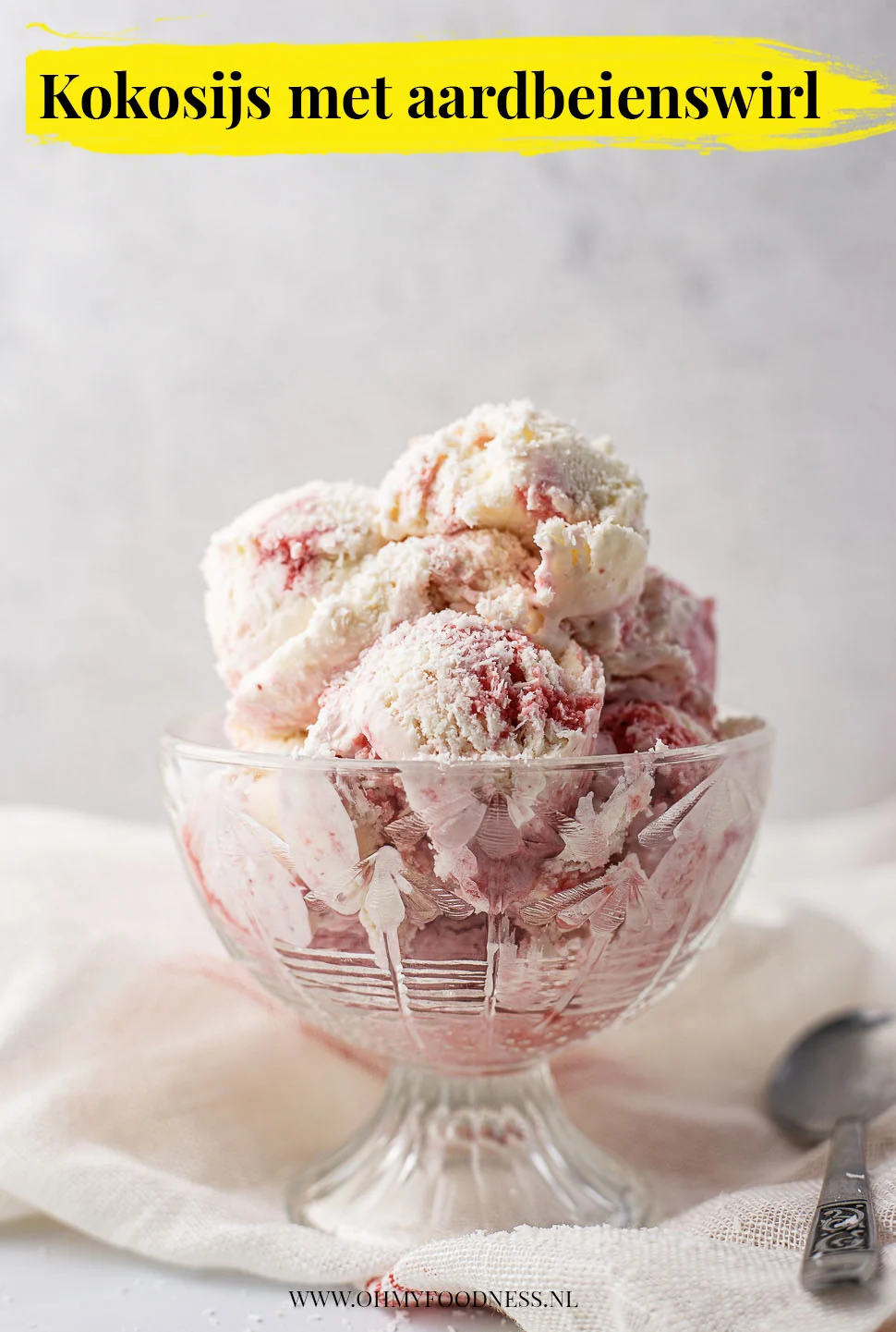 Kokosijs met aardbeienswirl 4 Kokosijs met aardbeienswirl