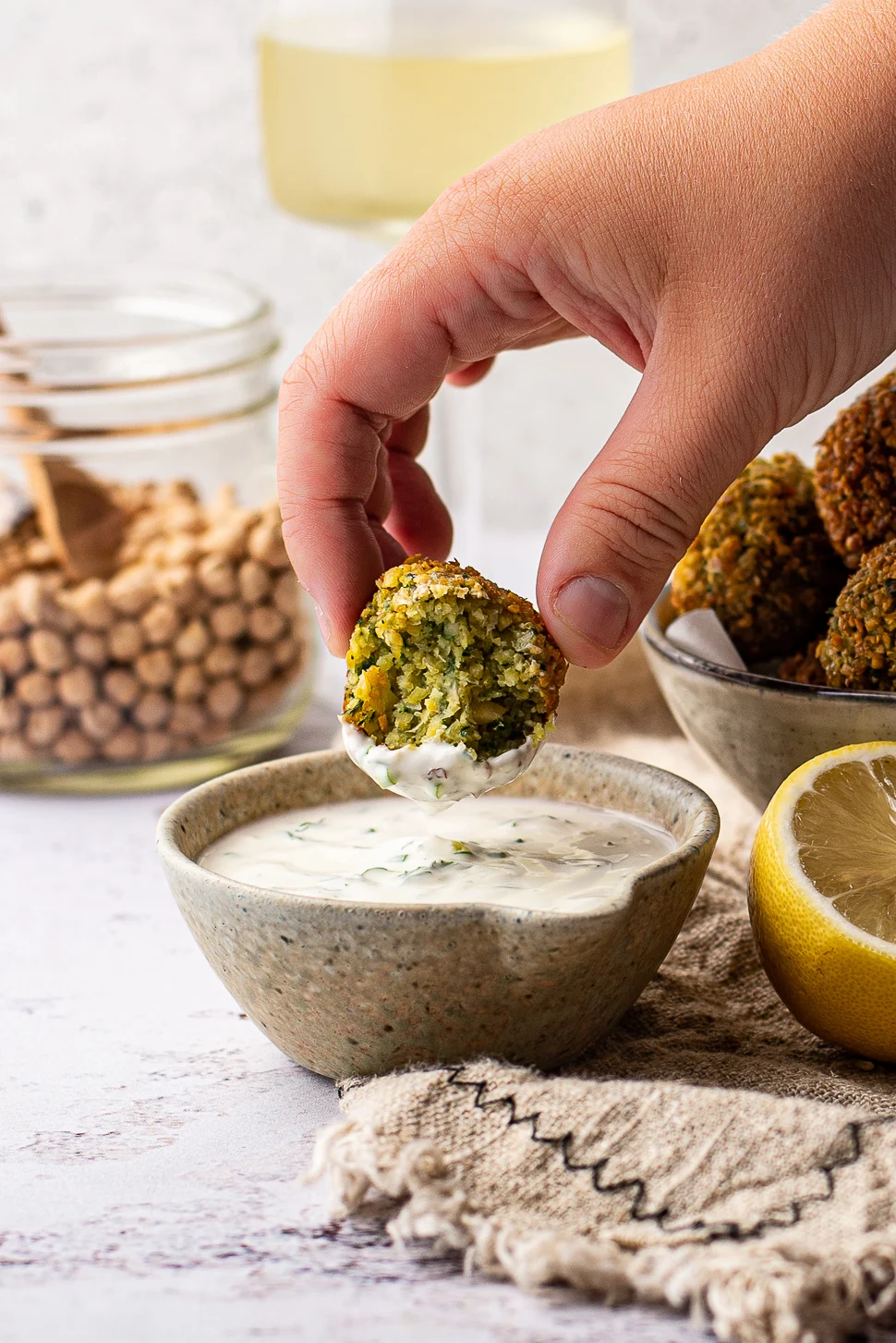 Krokante falafel met citroen-yoghurtdip 3 Krokante falafel met citroen-yoghurtdip