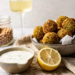 Krokante falafel met citroen-yoghurtdip