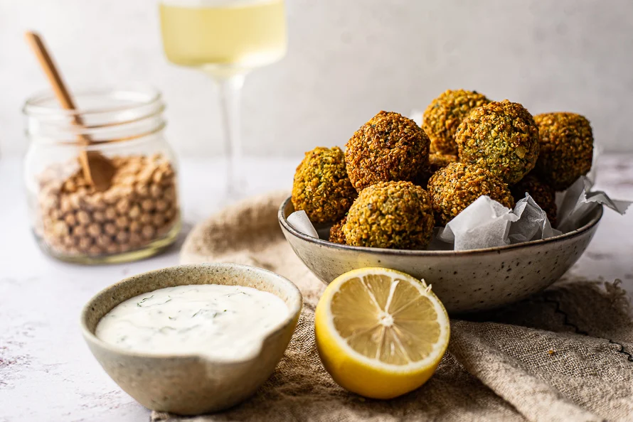 Krokante falafel met citroen-yoghurtdip 4 Krokante falafel met citroen-yoghurtdip