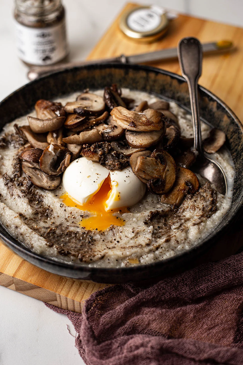 16x bijgerechten voor Kerst 10 bloemkool-truffelpuree met paddenstoelen en zachtgekookt ei