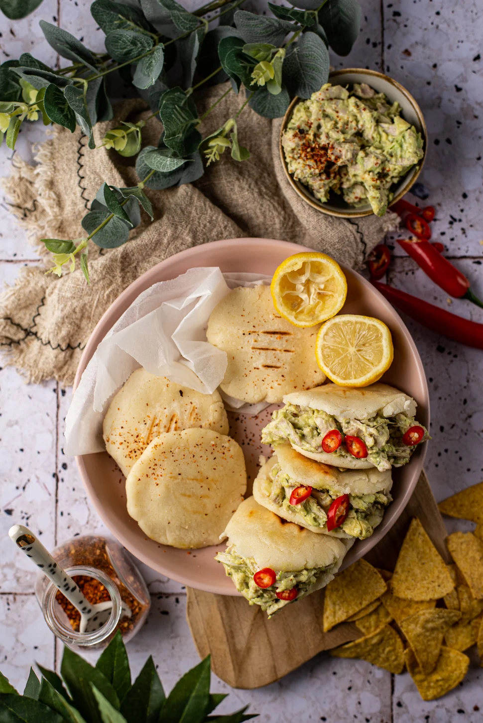 arepa's met kip-avocadosalade