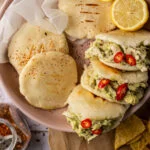 arepa's met kip-avocadosalade