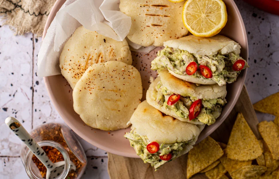 Arepa's met kip-avocadosalade 2 arepa's met kip-avocadosalade