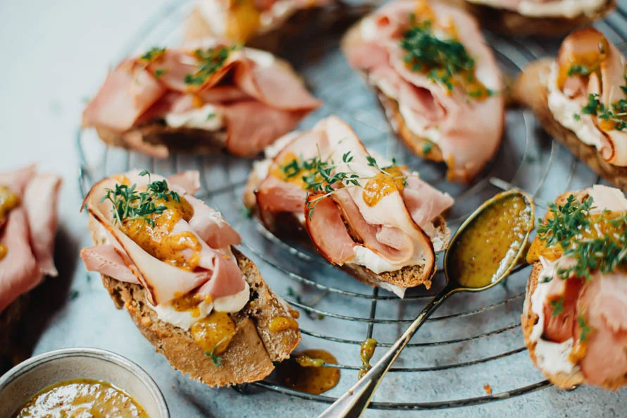 Crostini beenham met roomkaas, honing-mosterdsaus en tuinkers 2 CrostiniBeenhamRoomkaasMosterdHoning FI