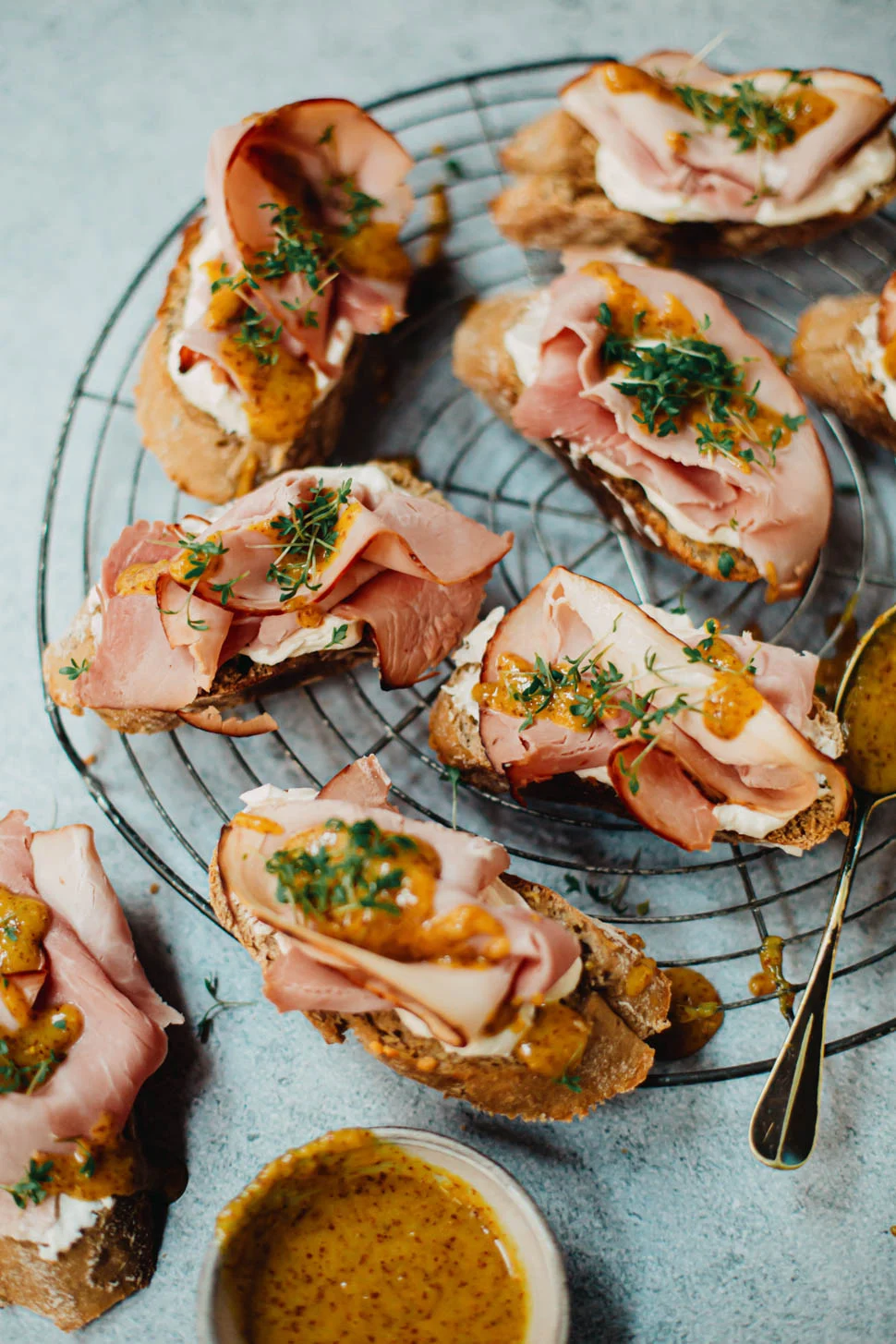 15x de lekkerste hapjes voor oudejaarsavond 14 CrostiniBeenhamRoomkaasMosterdHoning ST 3