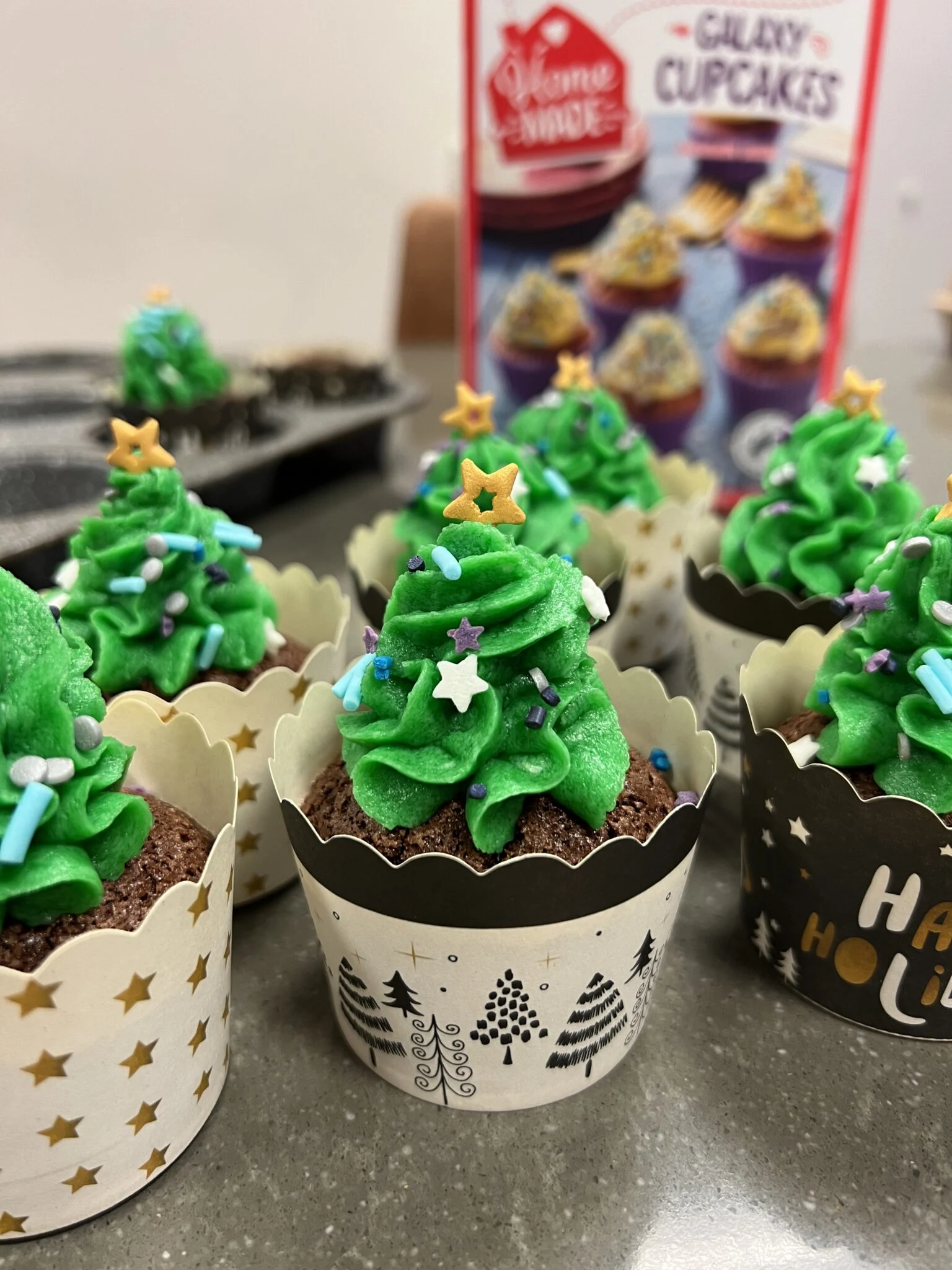 Kerstboom cupcakes (Bakken met kinderen) 1 Homemade kerstboomcupcakes chocoladecake scaled