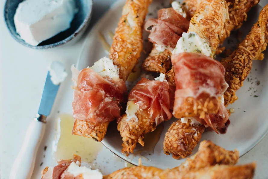 Kaasstengels met geitenkaas, honing en parmaham 2 Kaasstengels met geitenkaas, honing en parmaham