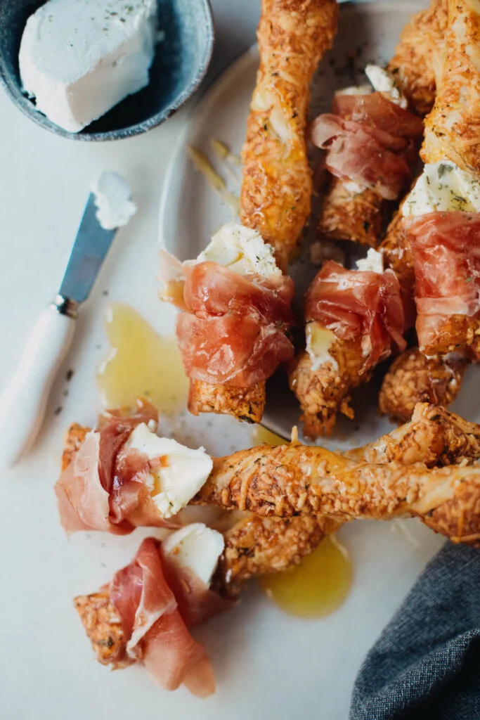 Kaasstengels met geitenkaas, honing en parmaham 1 Kaasstengels met geitenkaas, honing en parmaham