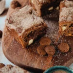 Speculaas blondies met witte chocolade & kruidnoten