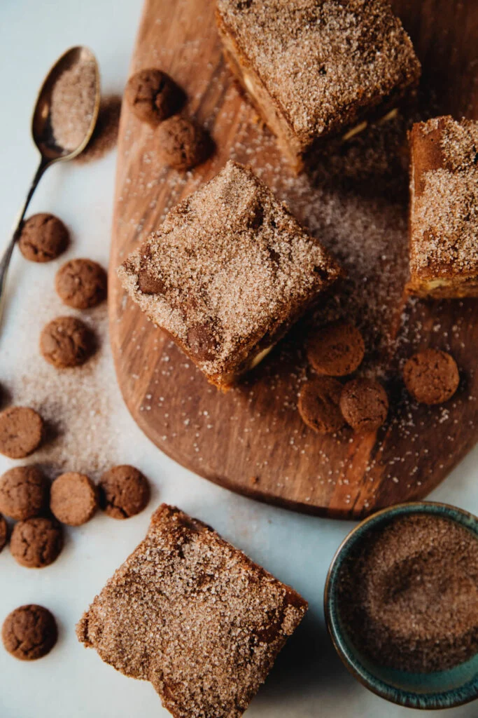 Speculaasblondies met witte chocolade en kruidnoten 16 Speculaas blondies met witte chocolade & kruidnoten