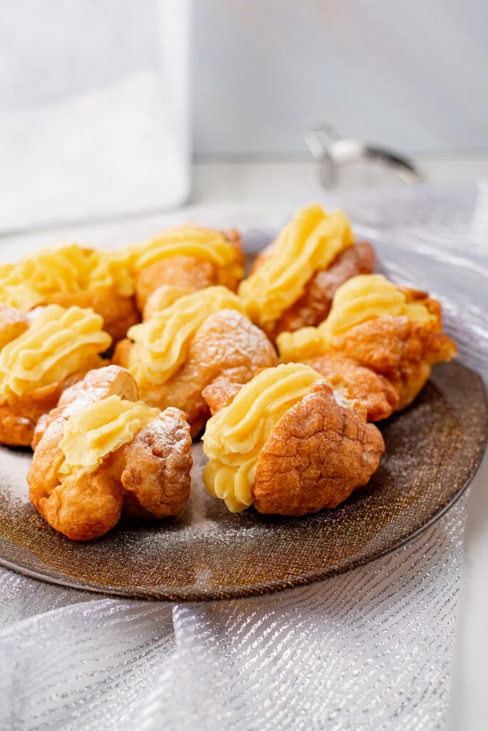Oliebollen met banketbakkersroom