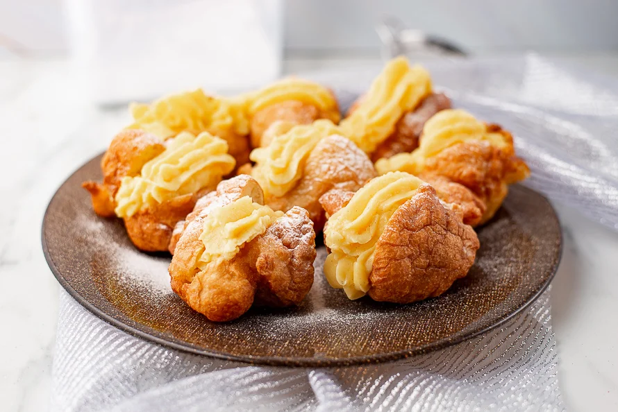 Oliebollen met banketbakkersroom