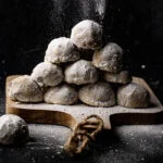 Witte chocolatechip en pecannoten sneeuwballen