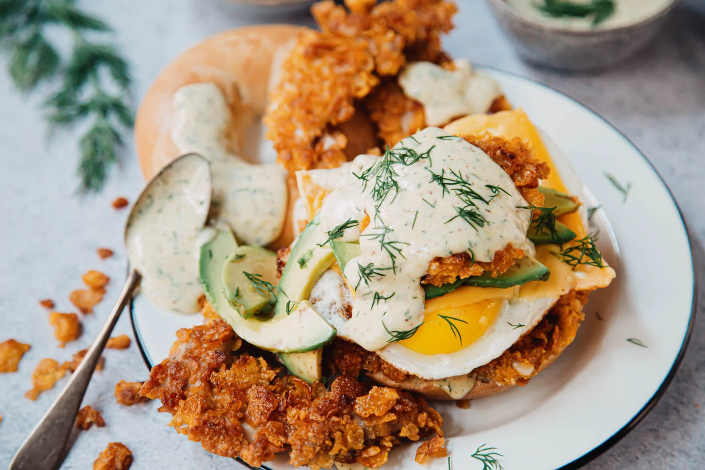 Bagel breakfast burger met krokante kip 3 BagelBreakfastBurgerKrokanteKip FI