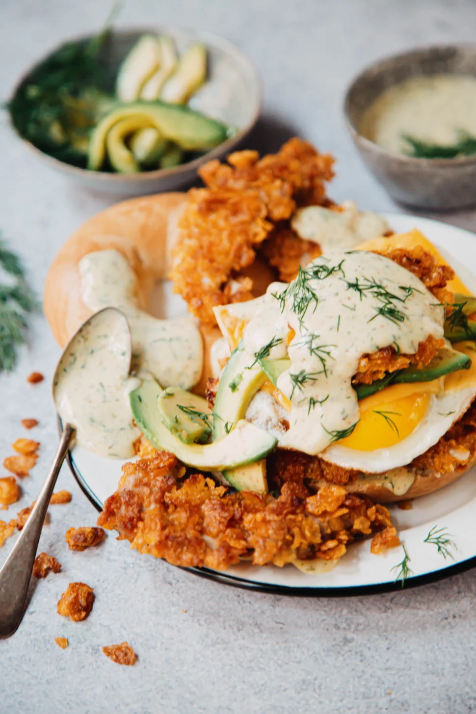 Bagel breakfast burger met krokante kip 2 BagelBreakfastBurgerKrokanteKip ST 2