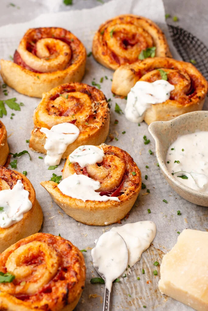 Fastfood Friday: Pizzarolls met knoflookdip 4 Pizzarolls met knoflookdip