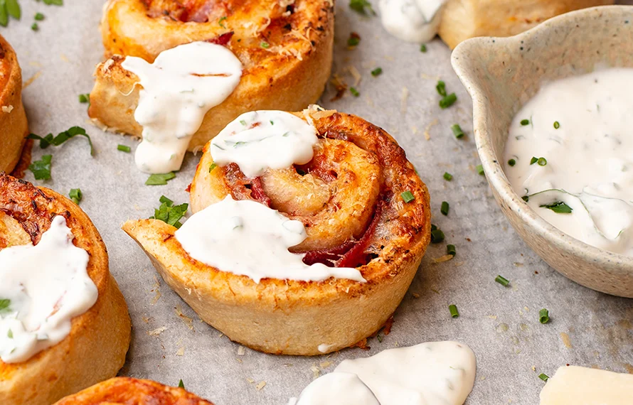 Fastfood Friday: Pizzarolls met knoflookdip 2 Pizzarolls met knoflookdip