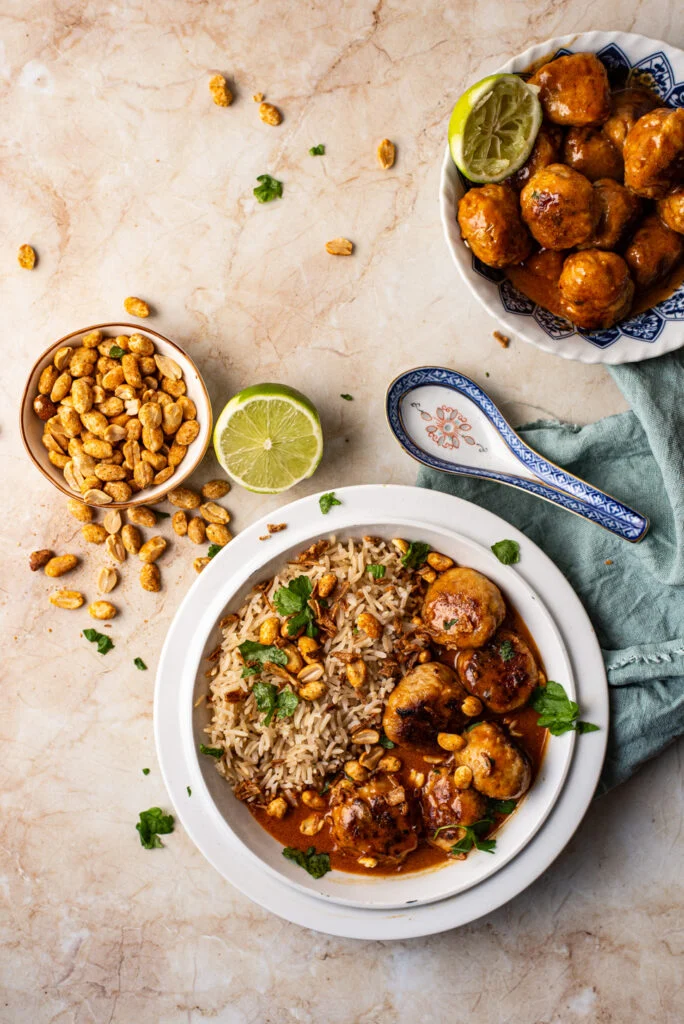 Thaise kipgehaktballetjes in massaman saus 34 thaise kipgehaktballetjes in massaman saus