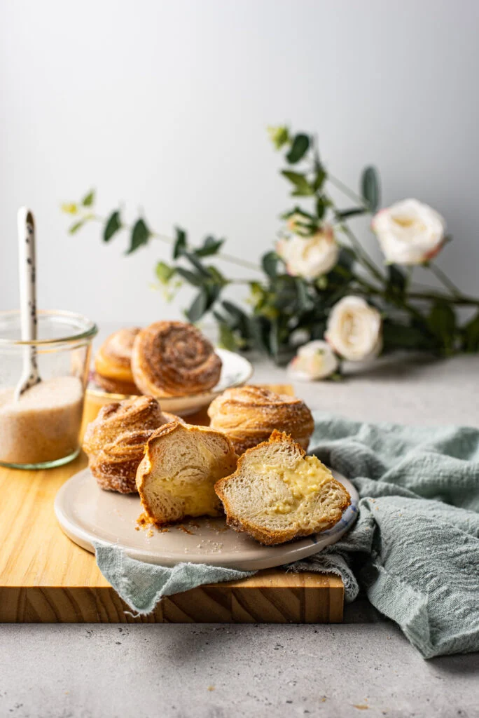 Cruffins met kaneelsuiker en vanilleroom