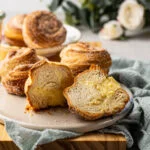 Cruffins met kaneelsuiker en vanilleroom