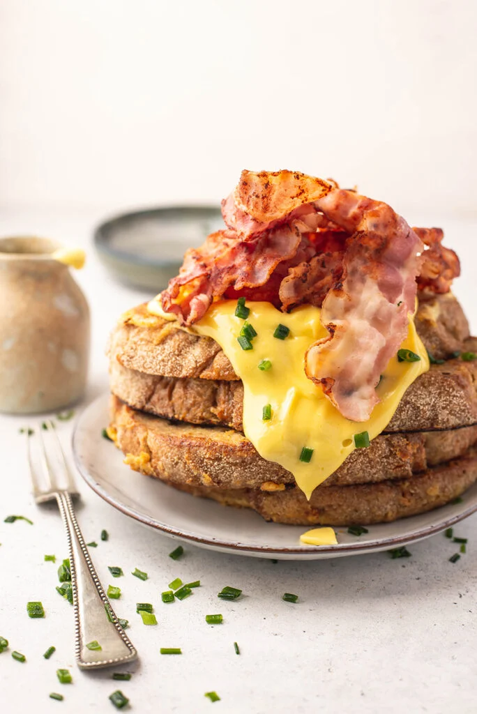 Fastfood Friday: Knoflook & Parmezaan wentelteefjes 1 Knoflook & parmezaanwentelteefjes met spek en hollandaise