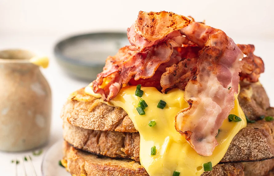 Fastfood Friday: Knoflook & Parmezaan wentelteefjes 2 Knoflook & parmezaan wentelteefjes met spek en hollandaise