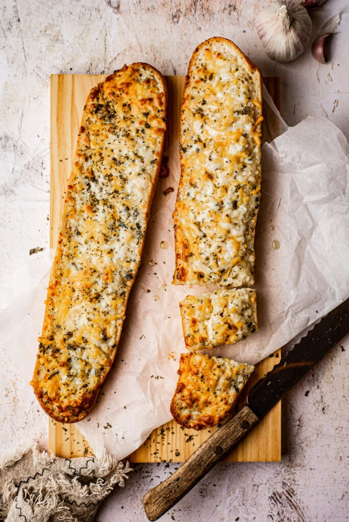 Fastfood Friday: Makkelijk garlicbread met kaas 31 Makkelijk garlicbread met kaas