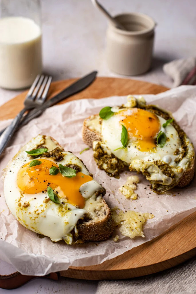 Fastfood Friday: Toast met pesto-eieren en kaas 35 Toast met pesto-eieren en kaas