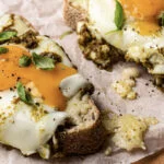 Toast met pesto-eieren en kaas