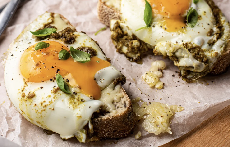 Fastfood Friday: Toast met pesto-eieren en kaas 3 Toast met pesto-eieren en kaas