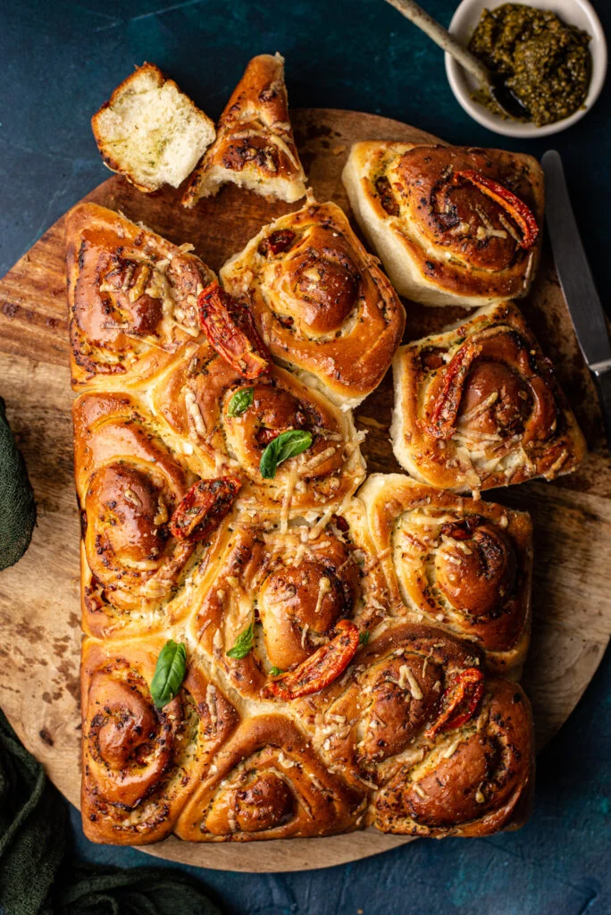 Rolls met zongedroogde tomaat en parmezaan 4 Rolls met zongedroogde tomaat en parmezaan