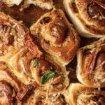 Rolls met zongedroogde tomaat en parmezaan