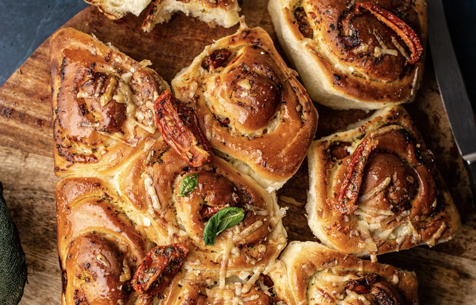 Rolls met zongedroogde tomaat en parmezaan 2 Rolls met zongedroogde tomaat en parmezaan