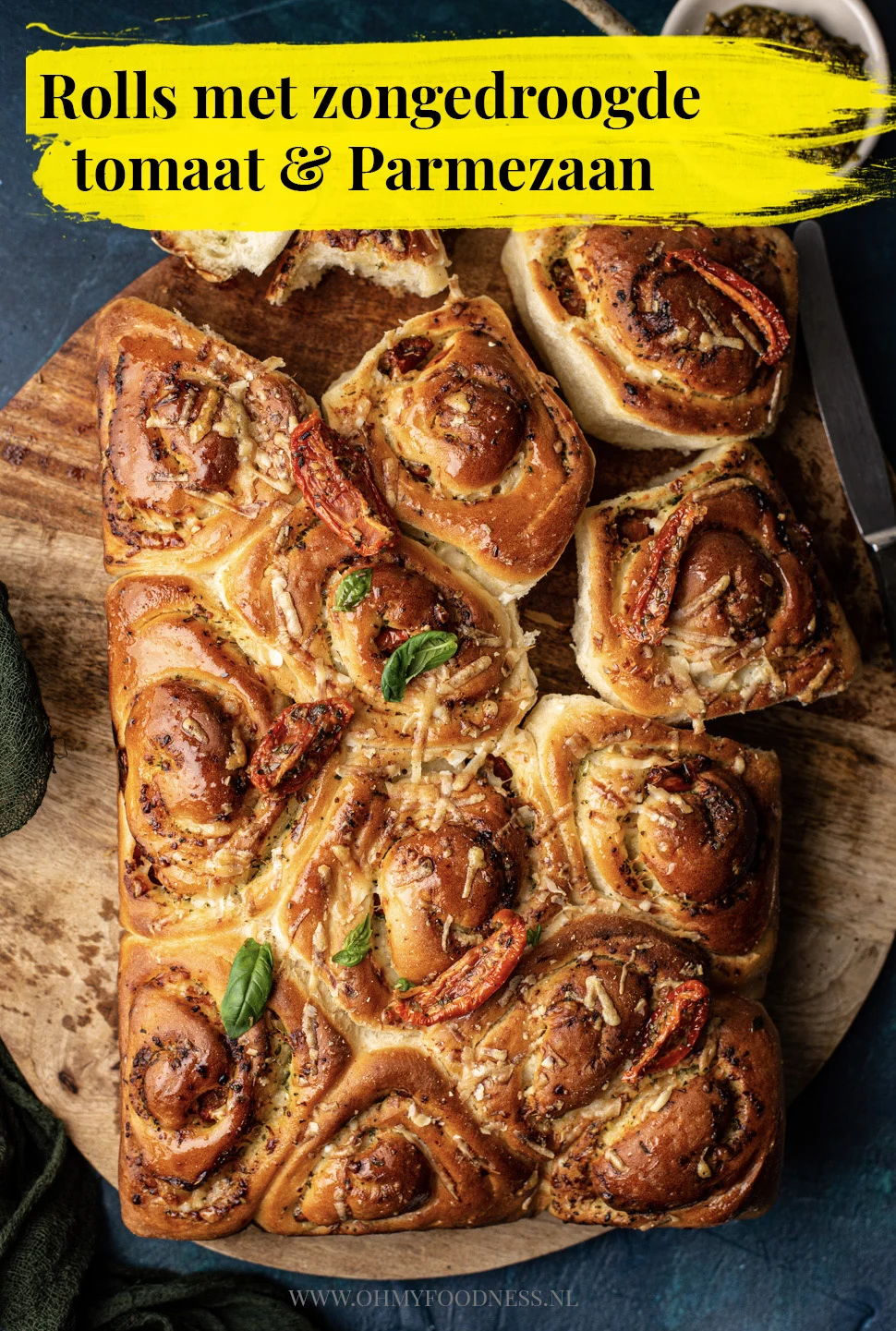 Rolls met zongedroogde tomaat en parmezaan 3 Rolls met zongedroogde tomaat en parmezaan