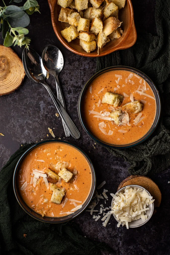 Tomatencremesoep met knoflook-kaascroutons 9 Tomatencremesoep met knoflook-kaascroutons