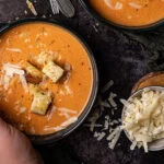 Tomatencremesoep met knoflook-kaascroutons