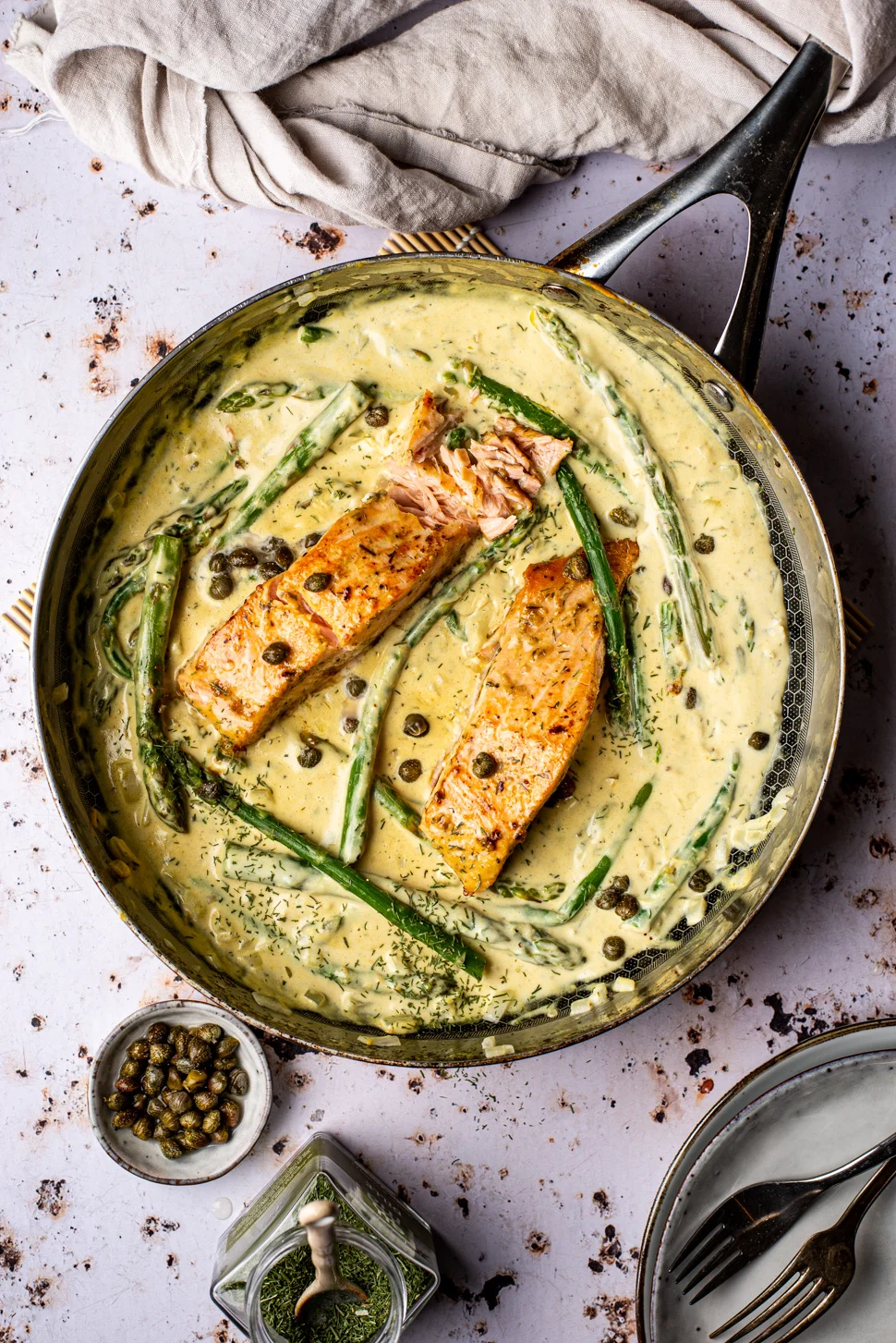 10x lekkere Paasbrunch recepten 9 Zalm in mosterdsaus met groene asperges