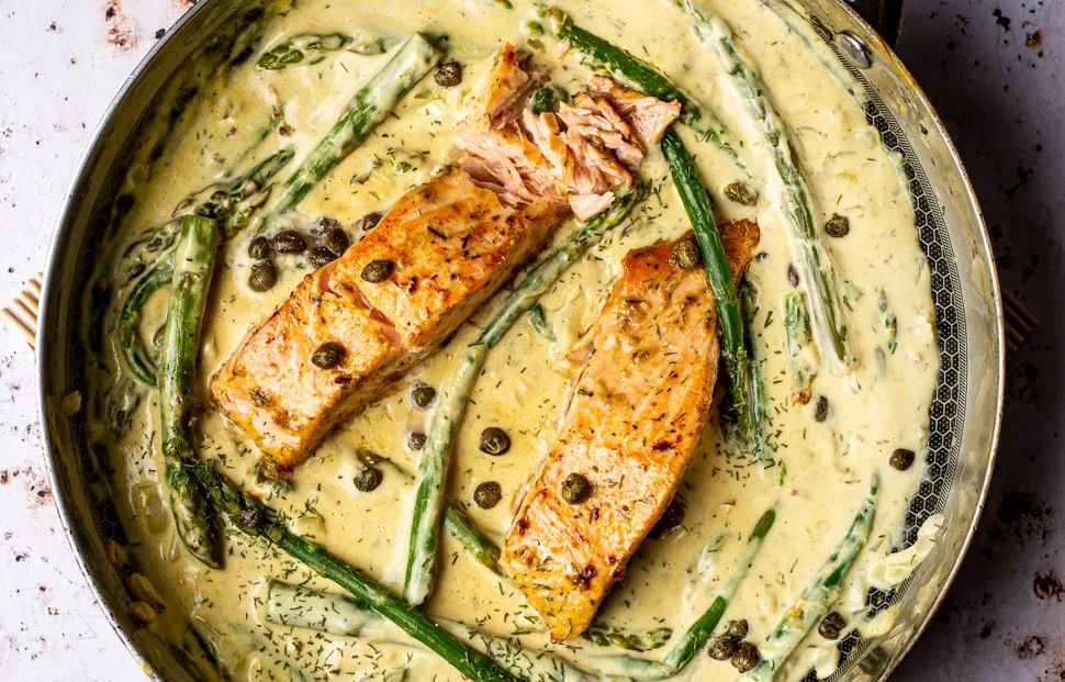 Zalm in mosterdsaus met groene asperges