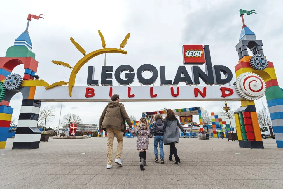 Onze plannen voor de zomervakantie 5 LLBR Legoland entrance 1 ©Jesper Gronnemark custom