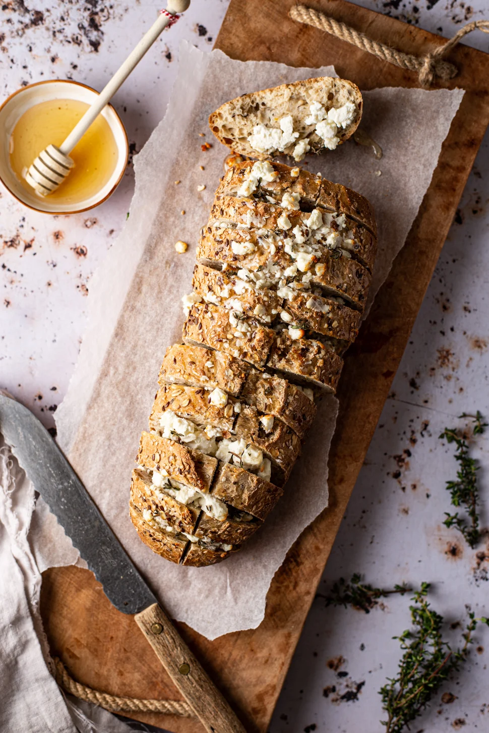 Borrelbrood met feta en honing 1 borrelbrood met feta en honing