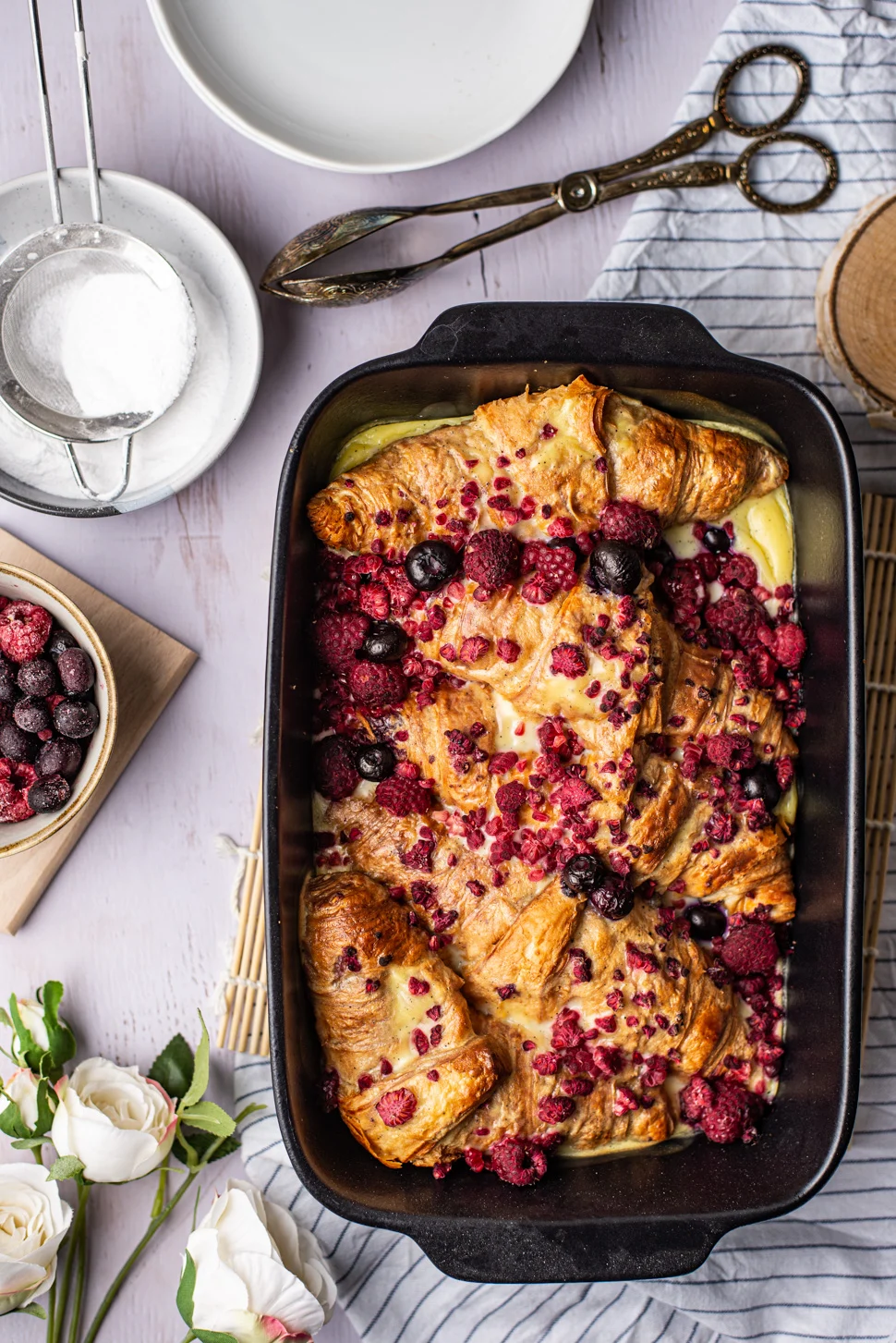 Croissantbake met vanille & rood fruit 2 croissantbake met vanille en rood fruit