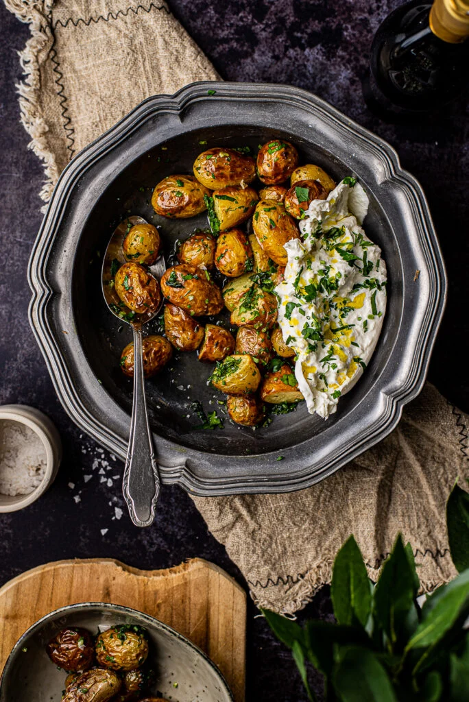Geroosterde aardappels met burrata en groene kruiden 21 Geroosterde aardappels met burrata en groene kruiden