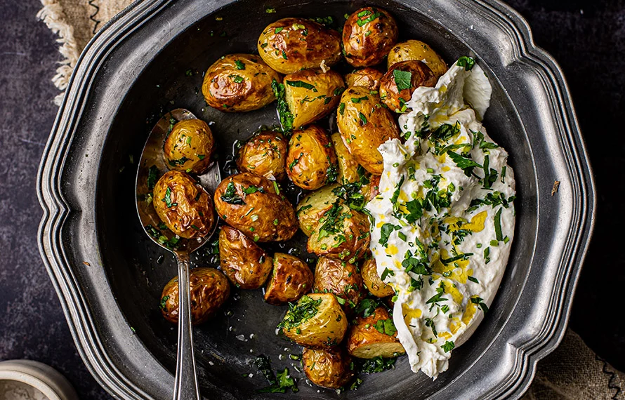 Geroosterde aardappels met burrata en groene kruiden 2 Geroosterde aardappels met burrata en groene kruiden