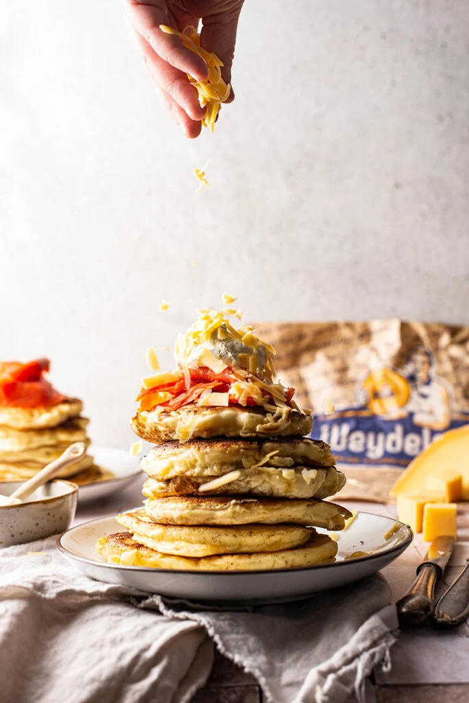 Kaaspannenkoekjes met gerookte zalm en dillecrème 16 Kaaspannenkoekjes met gerookte zalm