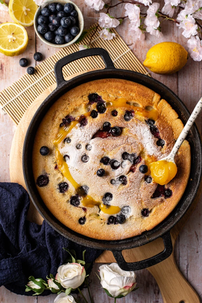 Pannenkoek uit de oven met blauwe bessen en lemoncurd 11 Pannenkoek uit de oven met blauwe bessen