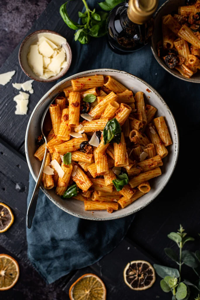Rigatoni met pittige tomatenpesto en Parmezaan 29 rigatoni met pittige tomatenpesto